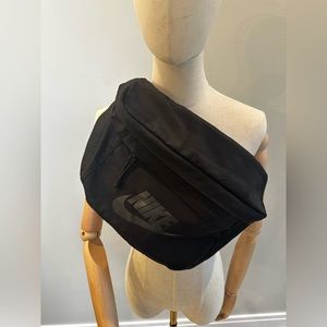 Nike Fanny Pack/Crossbody Bag in Black